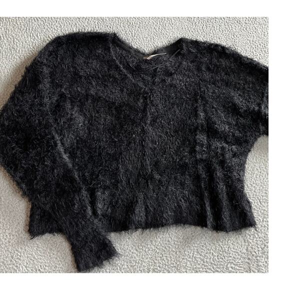 Free People Sweater Small Oversized Cropped Faux Fur Fuzzy Soft V-Neck Black - Picture 1 of 14